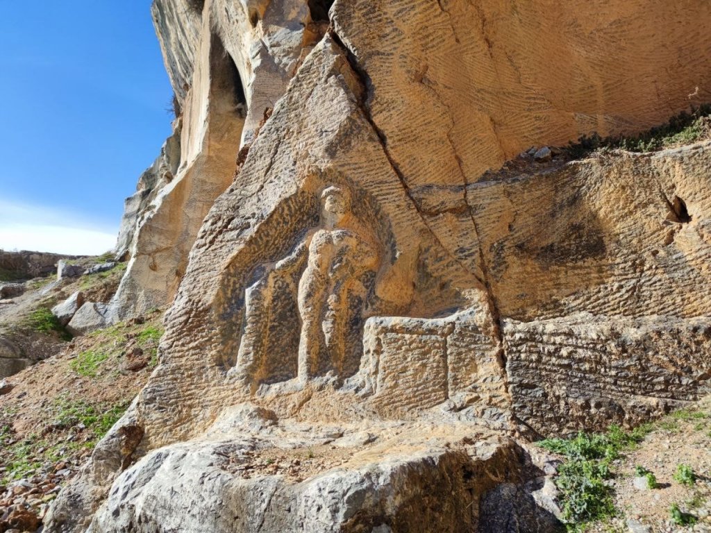 An 1,800-year-old relief of Hercules, carved into natural rock at the ancient stone quarry known as Deliklikaya in Iznik, Bursa, Türkiye. (Photo via GoBursa)
