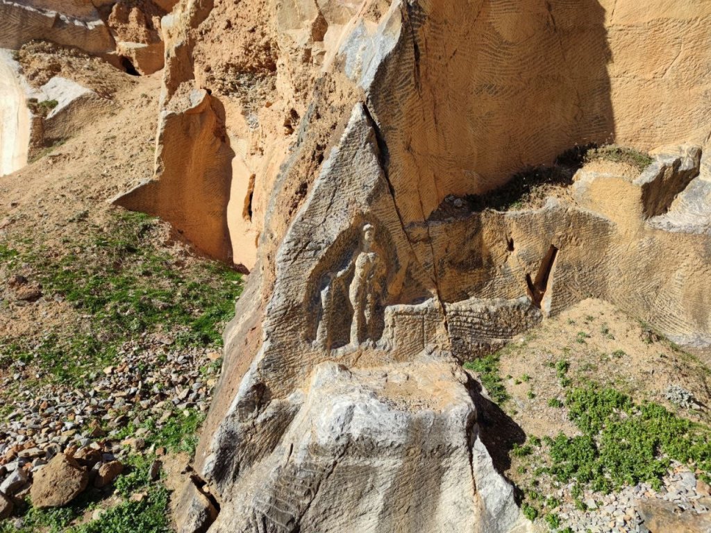 An 1,800-year-old relief of Hercules, carved into natural rock at the ancient stone quarry known as Deliklikaya in Iznik, Bursa, Türkiye. (Photo via GoBursa)