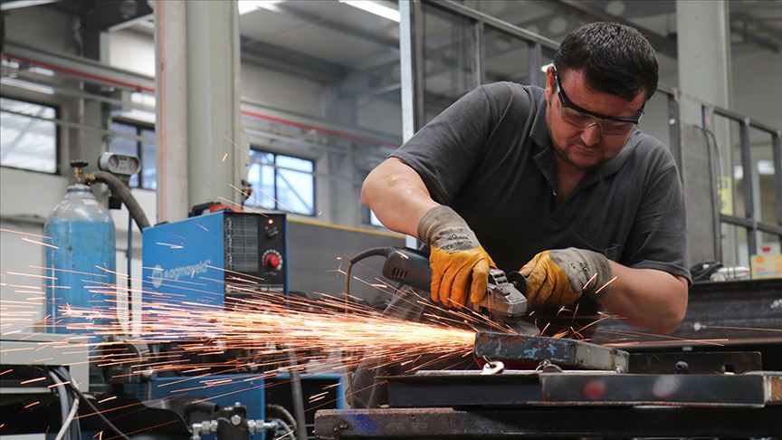 Türkiye’s manufacturing industry shrinks further in April amid continued contraction