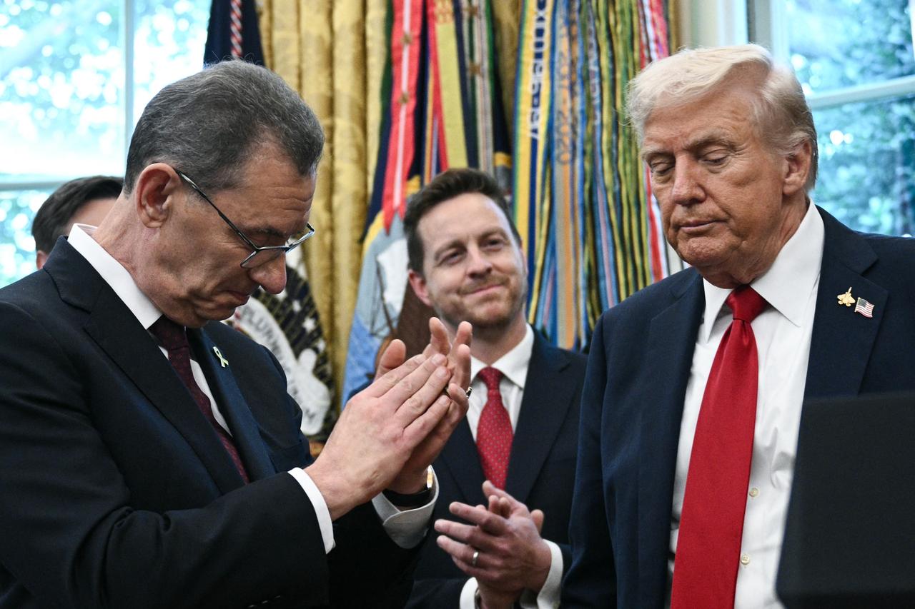 Pfizer CEO Albert Bourla (L) applauds as U.S. President Donald Trump makes an announcement on prescription drugs in the Oval Office of the White House in Washington, DC, September 30, 2025. (AFP Photo)