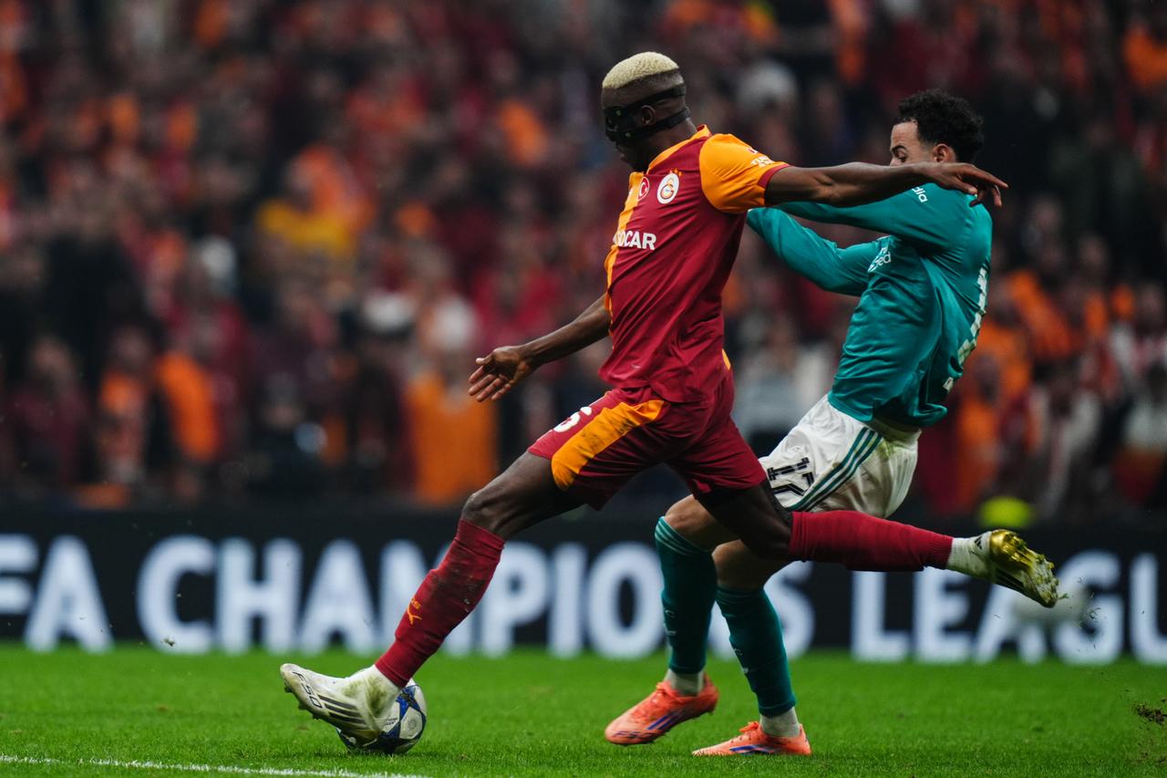 Victor Osimhen (L) of Galatasaray in action against Curtis Jones (L) of Liverpool during the UEFA Champions League week 2 match between Galatasaray and Liverpool in Istanbul, Sept. 30, 2025. (AA Photo)