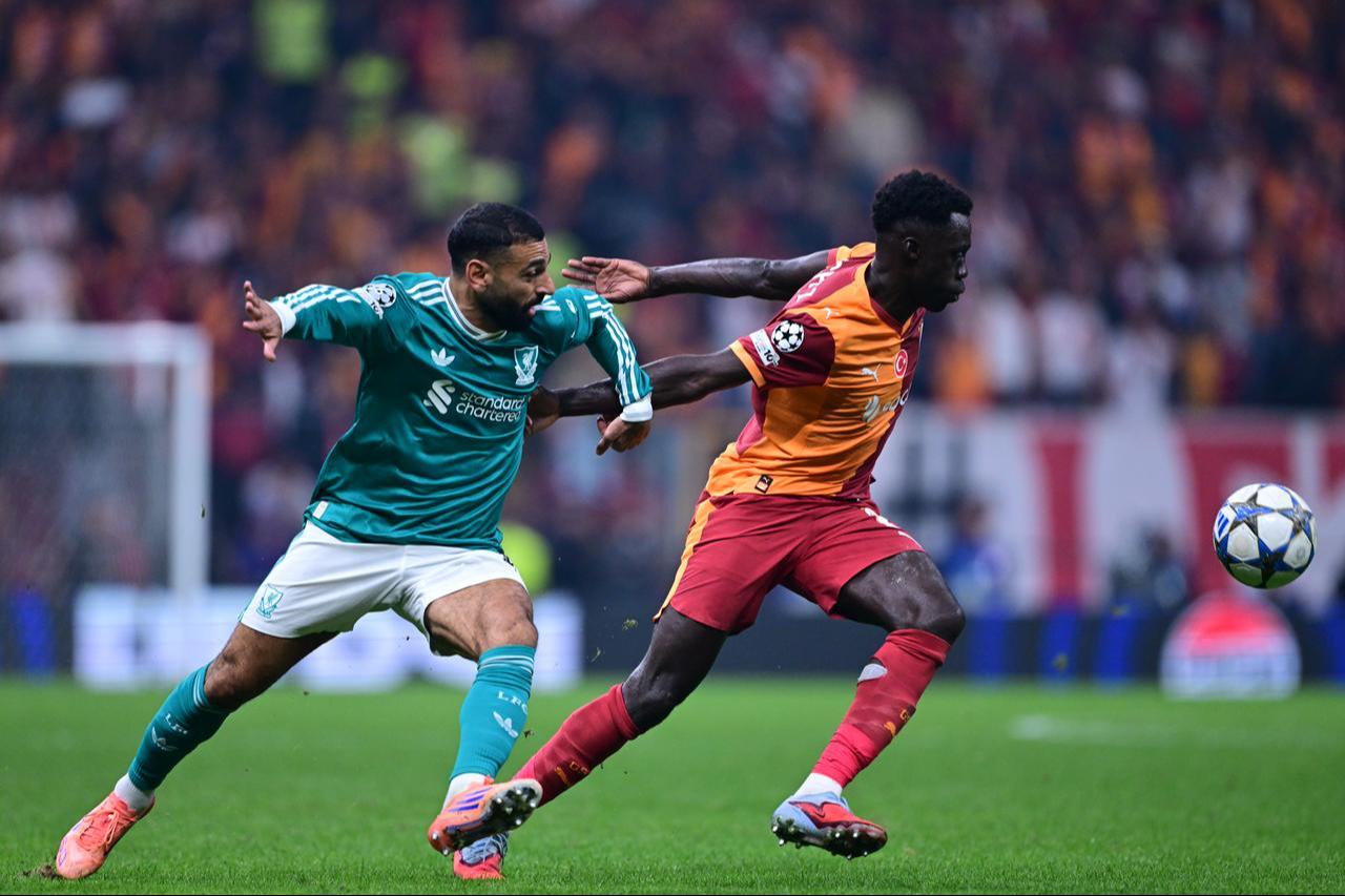 Davinson Sanchez (R) of Galatasaray in action against Mohamed Salah (L) of Liverpool during UEFA Champions League week 2 match between Galatasaray and Liverpool in Istanbul, Sept. 30, 2025. (AA Photo)