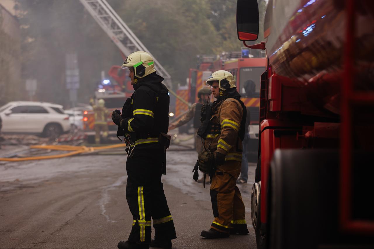 Firefighters extinguish a fire that broke out after Russian drone attack on Dnipro in the Dnipropetrovsk region of Ukraine on Sept. 30, 2025.( Dnipropetrovsk Regional Military Administration Handout / AA Photo)