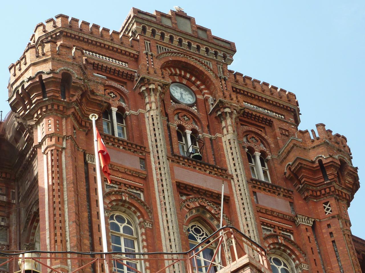 İkonik saat ve kırmızı tuğla cephesini içeren Türkiye, İstanbul'daki Phanar Yunan Ortodoks Koleji'nin üst kulesi. (Wikimedia aracılığıyla fotoğraf)