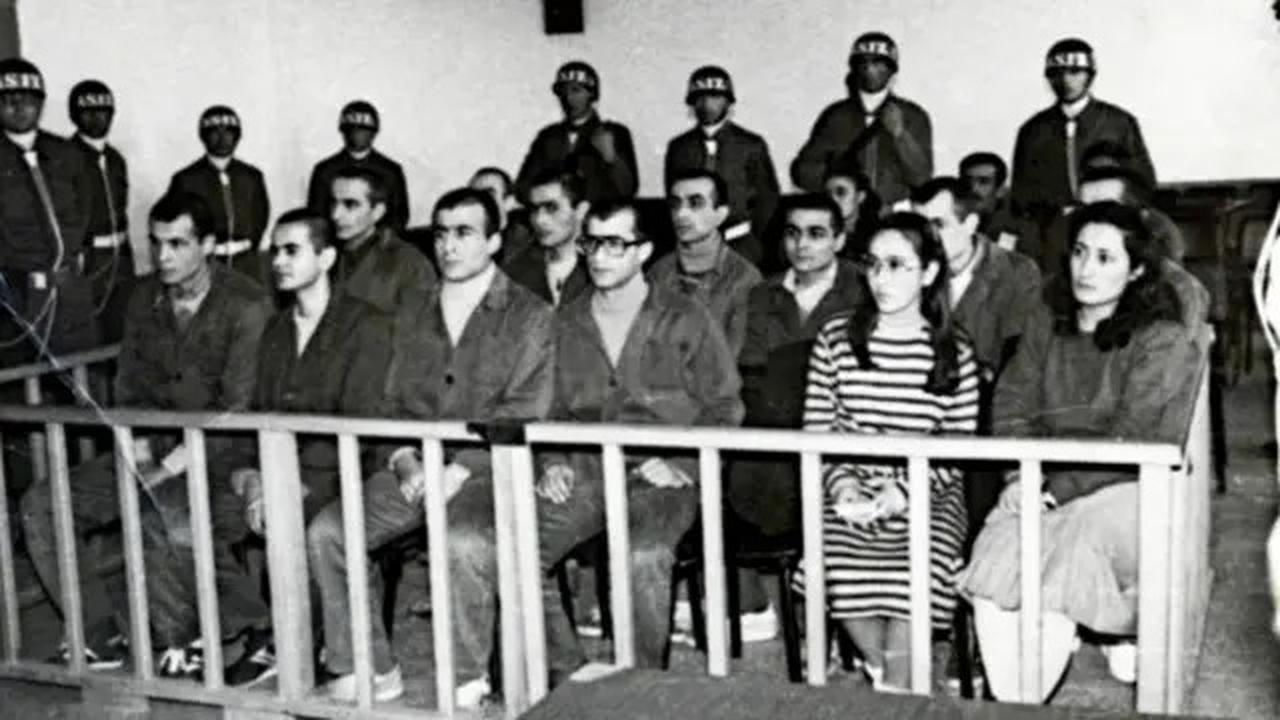 12 Eylül 1980'deki darbeden sonra bir mahkeme salonunda öğrencileri gösteren bir görüntü. (Arşiv fotoğrafı)