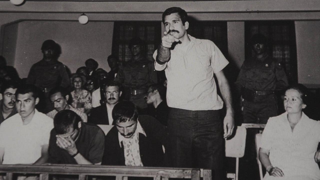 Bir öğrenci lideri, 12 Eylül 1980'deki darbeden sonra bir yargıç önünde bir mahkeme salonunda konuşuyor. (Arşiv fotoğrafı)
