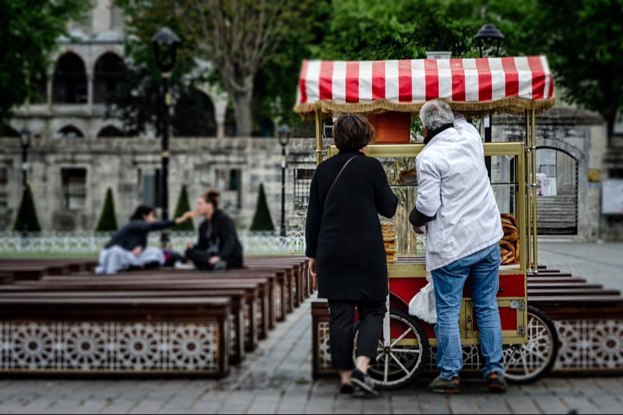 A street vendor sells traditional Turkish simit near Sultanahmet Square in Istanbul, Türkiye. (Adobe Stock Photo)