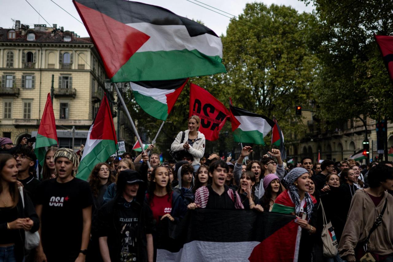 Pro-Palestinian students take part in the general strike organized by the Unione Sindacale di Base (USB Union) in Turin, northwestern Italy on Sept. 22, 2025. (AFP Photo)