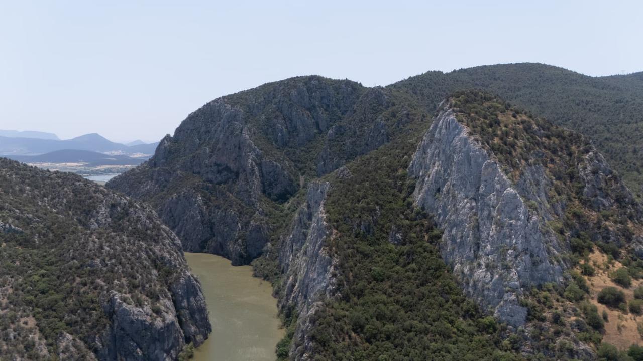 Araştırmacılar, 1300'lerin başında Osman Ghazi tarafından fethedilen Cadirli kalesinin kalıntılarını belirledikleri Bilekik'teki Bayirkoy yakınlarındaki Sakarya Nehri boyunca uçurumların ve vadinin hava manzarası. (AA Photo)
