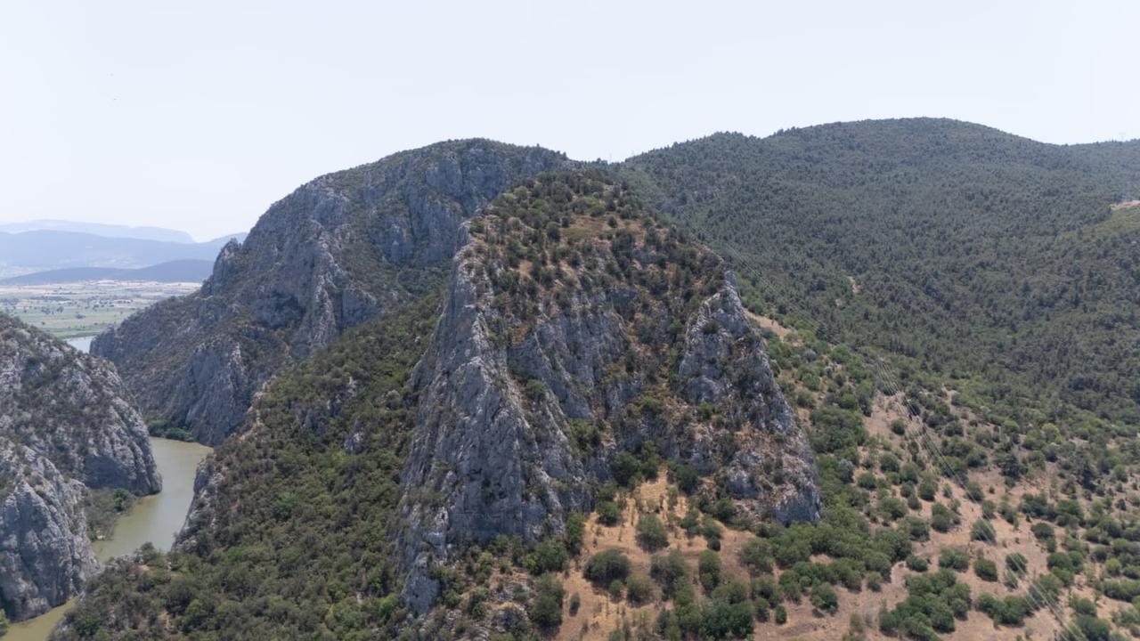 Sakarya Nehri'nin üzerindeki stratejik tepe, 1 Ekim 2025'te Osman Ghazi tarafından alınan ilk kalelerden biri olan Cadirli Fortress'in yeri olduğuna inanılıyor.