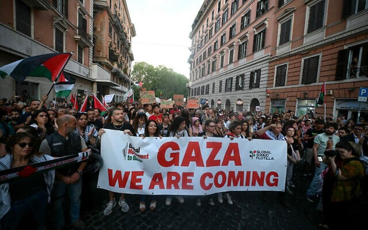 Demonstrators gather to march to express their support for the Global Sumud Flotilla that was sailing toward Gaza, in Rome on September 7, 2025 (AFP Photo)