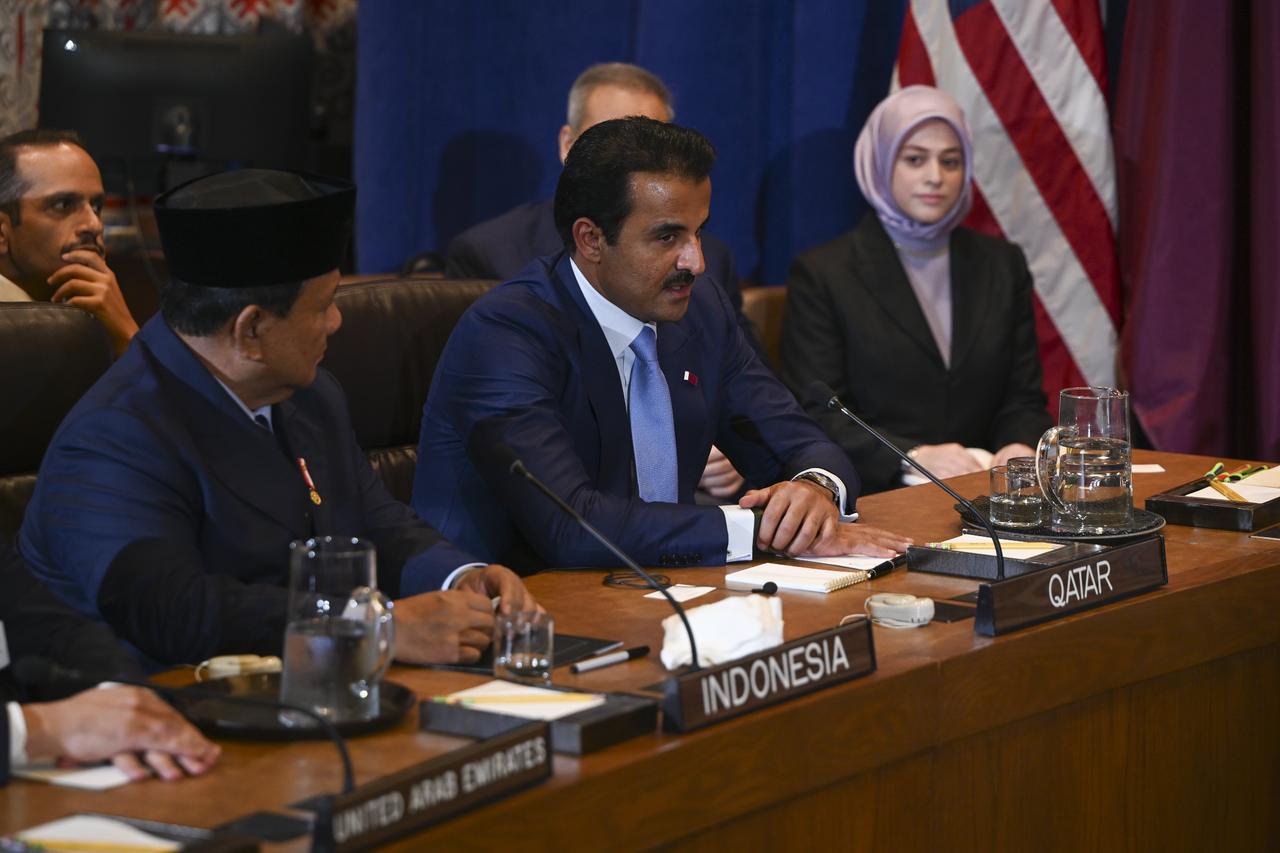 Emir of Qatar Tamim bin Hamad Al Thani attends a multilateral meeting on Gaza with several Muslim country leaders in New York, Sept. 23, 2025. (AA Photo)