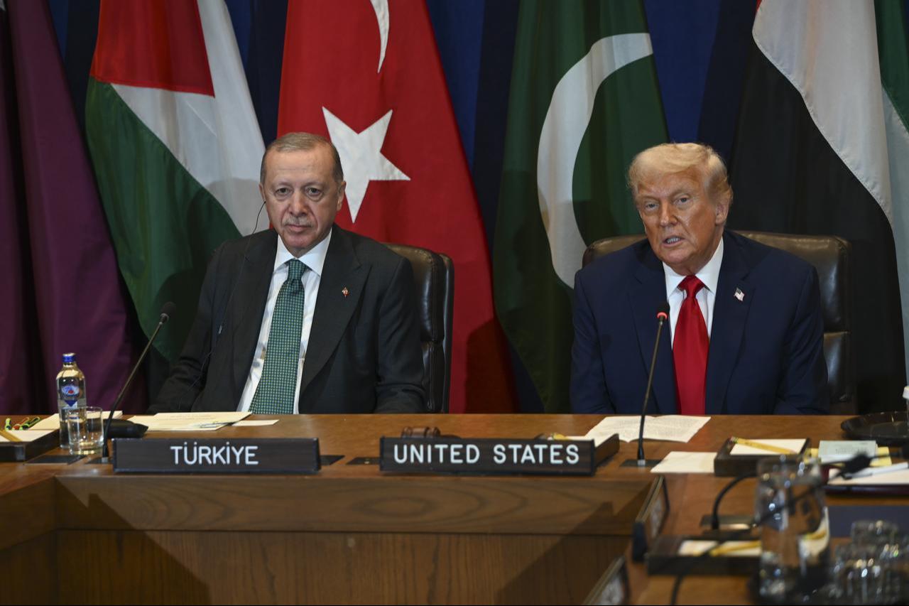 President Recep Tayyip Erdogan (C-L) and US President Donald Trump (C-R) attend a multilateral meeting on Gaza in New York, Sept. 23, 2025. (AA Photo)