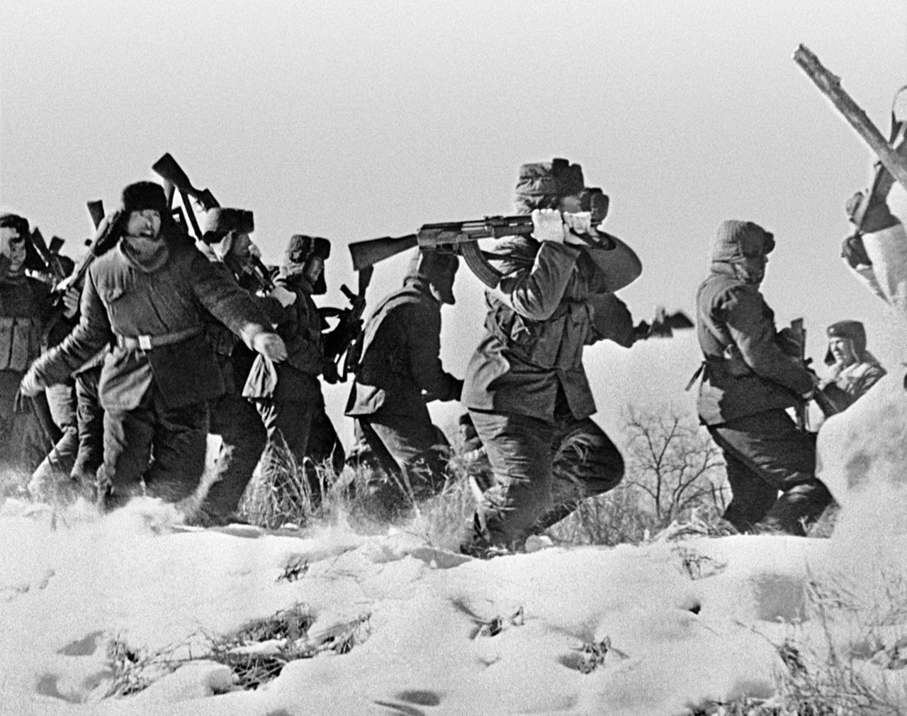 Chinese soldiers stepping onto the frozen Ussuri River in March 1969. (Photo via The China Project)