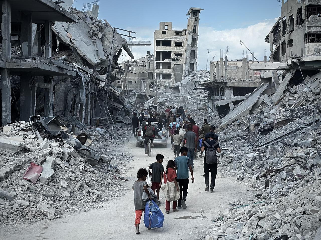 Palestinians begin to return their homes damaged and destroyed homes following the Israel announcement on Friday that the ceasefire agreement came into effect at noon, in Khan Yunis, Gaza on Oct. 10, 2025. (AA Photo)