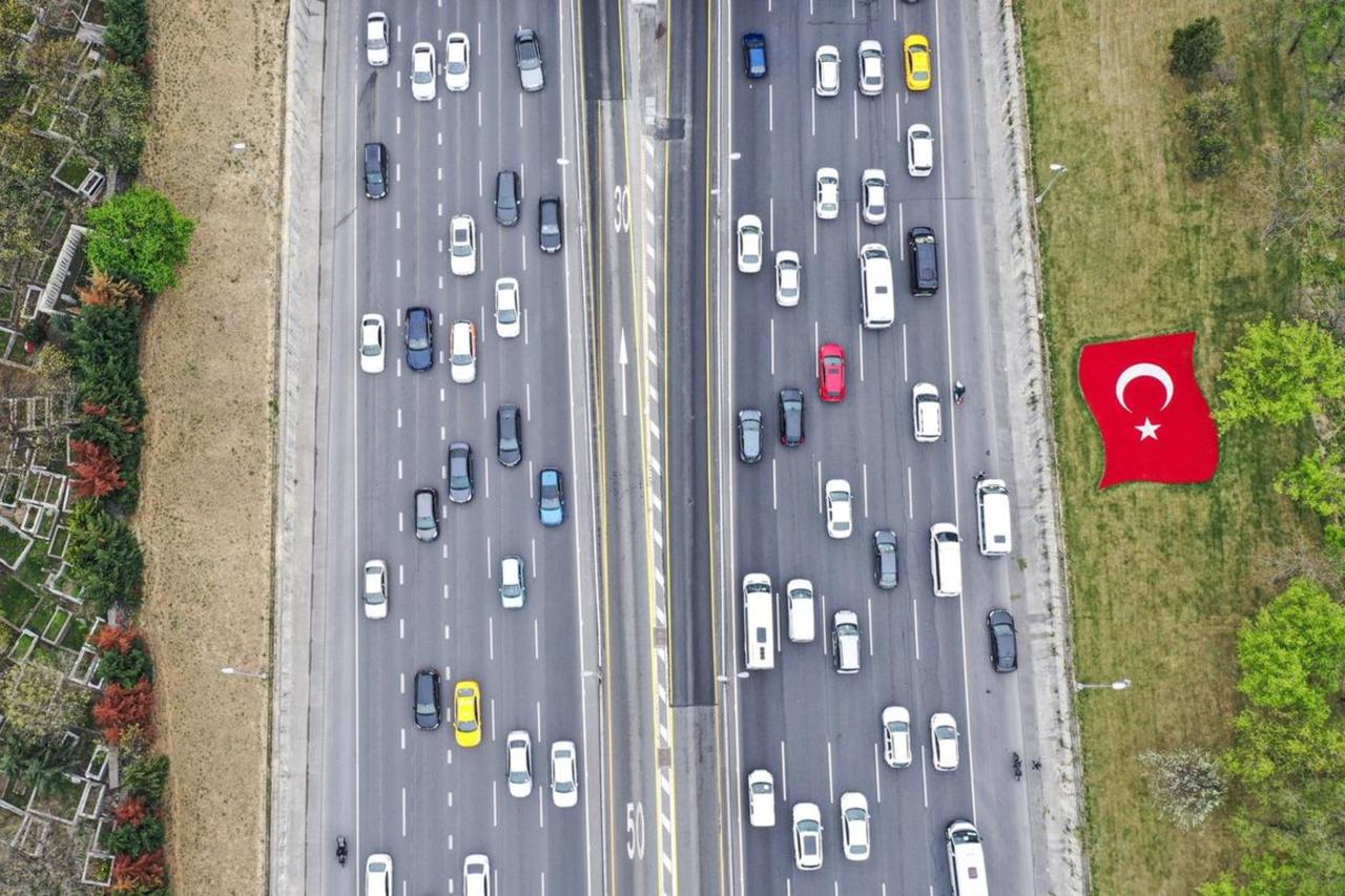 Cars drive on a highway near Halic Bridge in Istanbul, Türkiye, April, 28, 2021. (AA Photo)