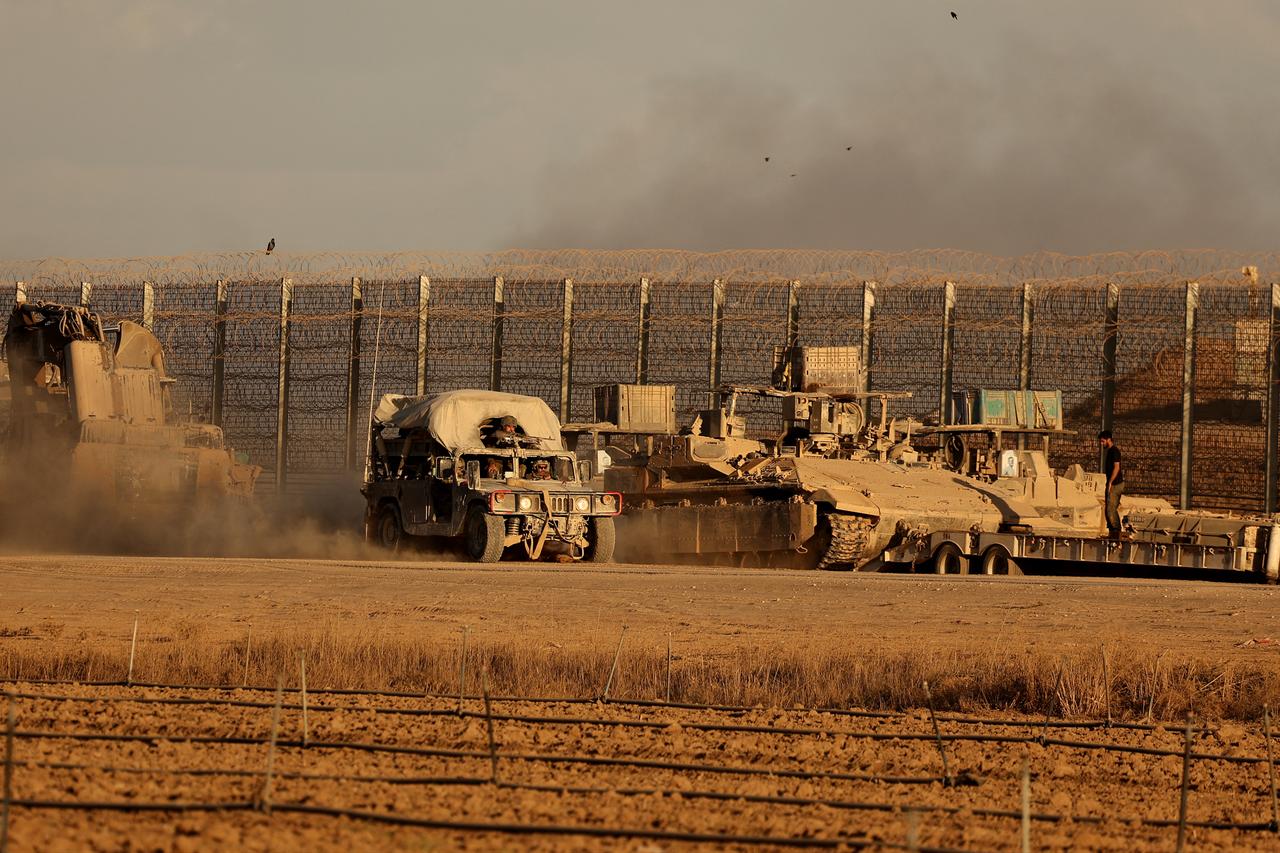 Israeli troops move along the Israel-Gaza border fence on October 10, 2025. (AFP Photo)