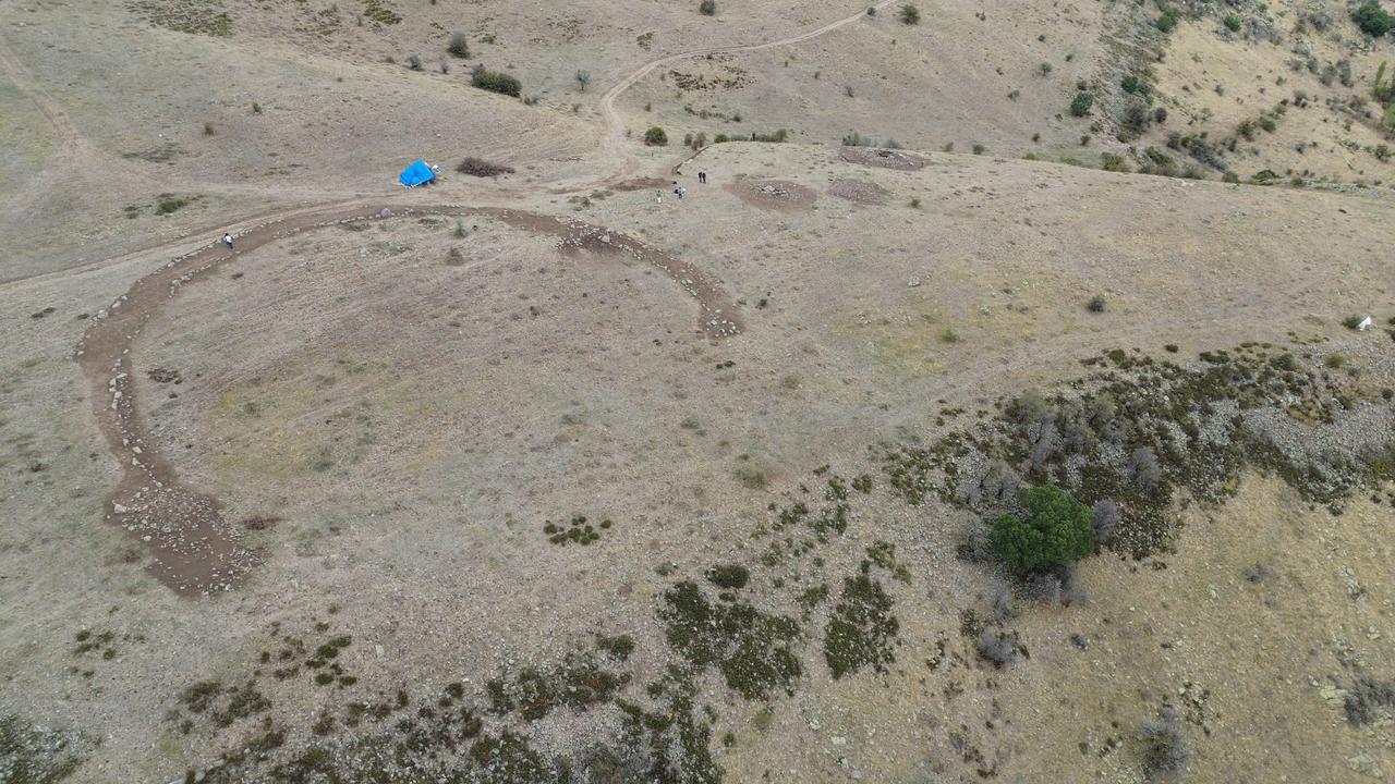 Arkeologların yuvarlak mezar höyüklerini açığa çıkardığı Kerkenes Dağı eteklerindeki kazı alanının havadan görünümü, Yozgat, Türkiye, 10 Ekim 2025. (AA Fotoğraf)
