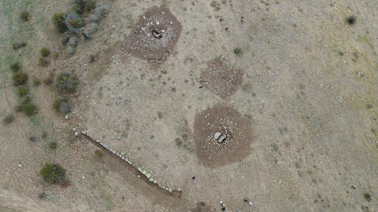 Türkiye Yozgat'taki Kerkenes kazı alanında kurgan tipi mezar olabileceği belirlenen üç dairesel höyük yapısını gösteren drone fotoğrafı, 10 Ekim 2025. (AA Fotoğraf)