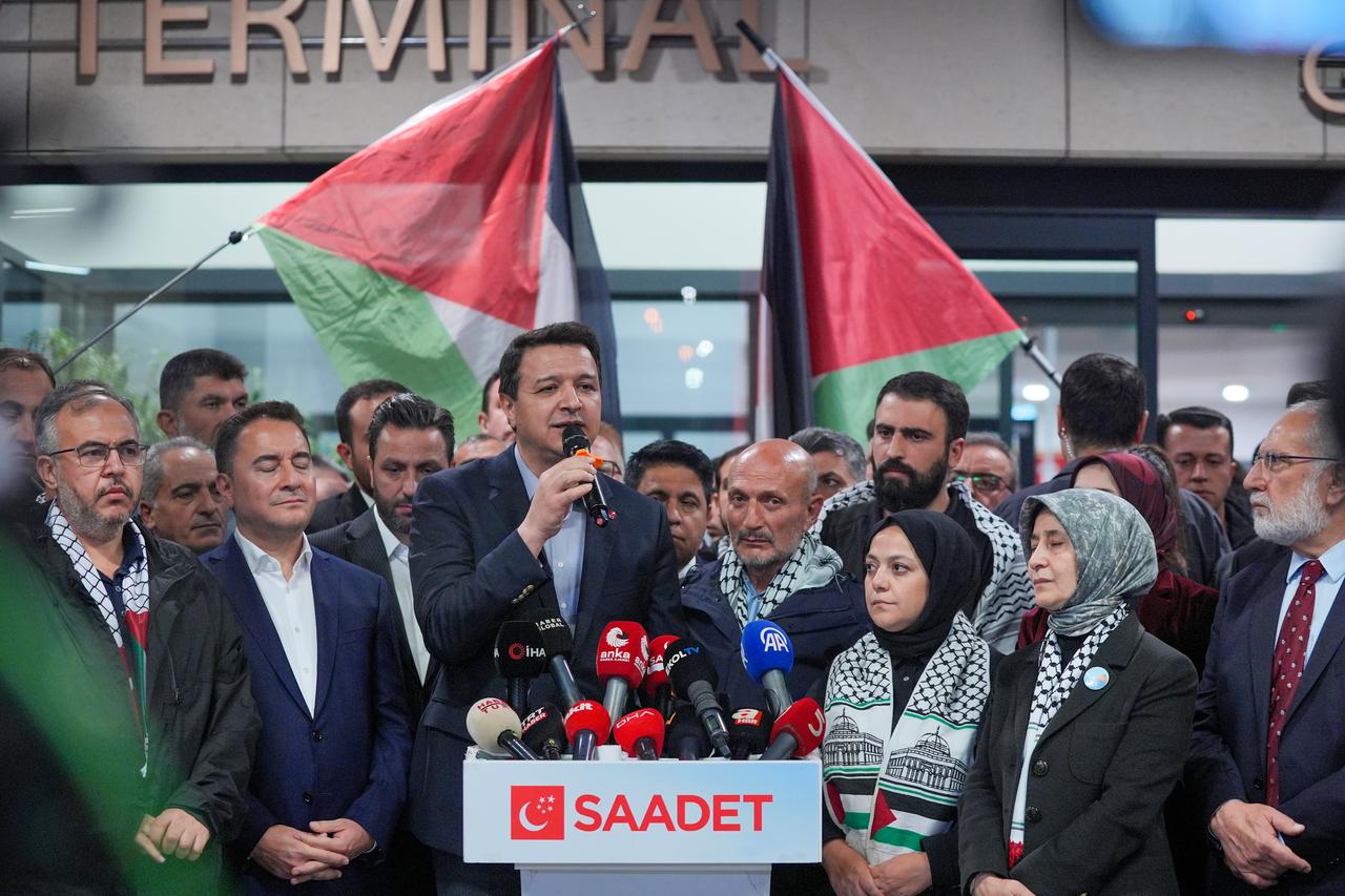İsrail'in hukuka aykırı bir şekilde el koyduğu Özgürlük Filosu Koalisyonu gemisinde bulunan üç Türk milletvekili, 9 Ekim 2025'te İstanbul'a geldi. (AA Fotoğraf)