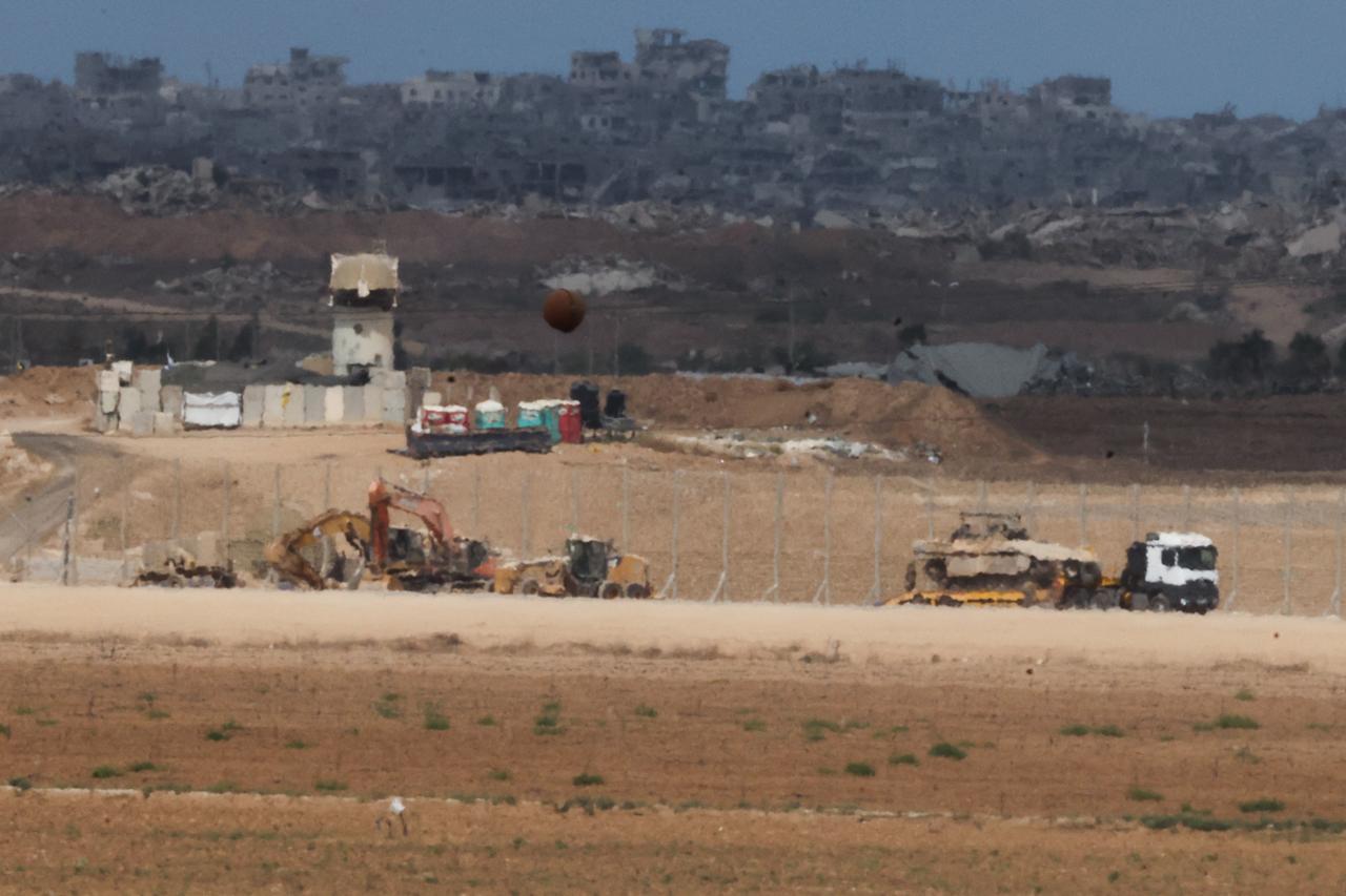 İsrail askeri zırhlı aracı, 9 Ekim 2025'te İsrail-Gazze sınırında bir kamyonun sırtında taşınıyor. (AFP Fotoğrafı)