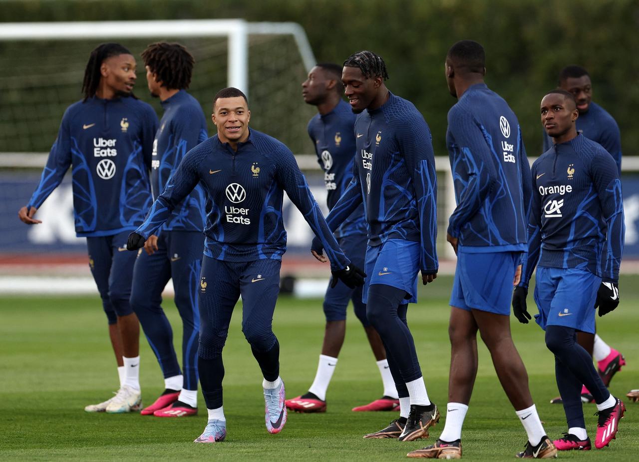 France's forward Kylian Mbappe (C) smiles during a training session as part of the team's preparation for the upcoming UEFA Euro 2024 football tournament qualifying matches, Clairefontaine-en-Yvelines, France, March 21, 2023. (AFP Photo)