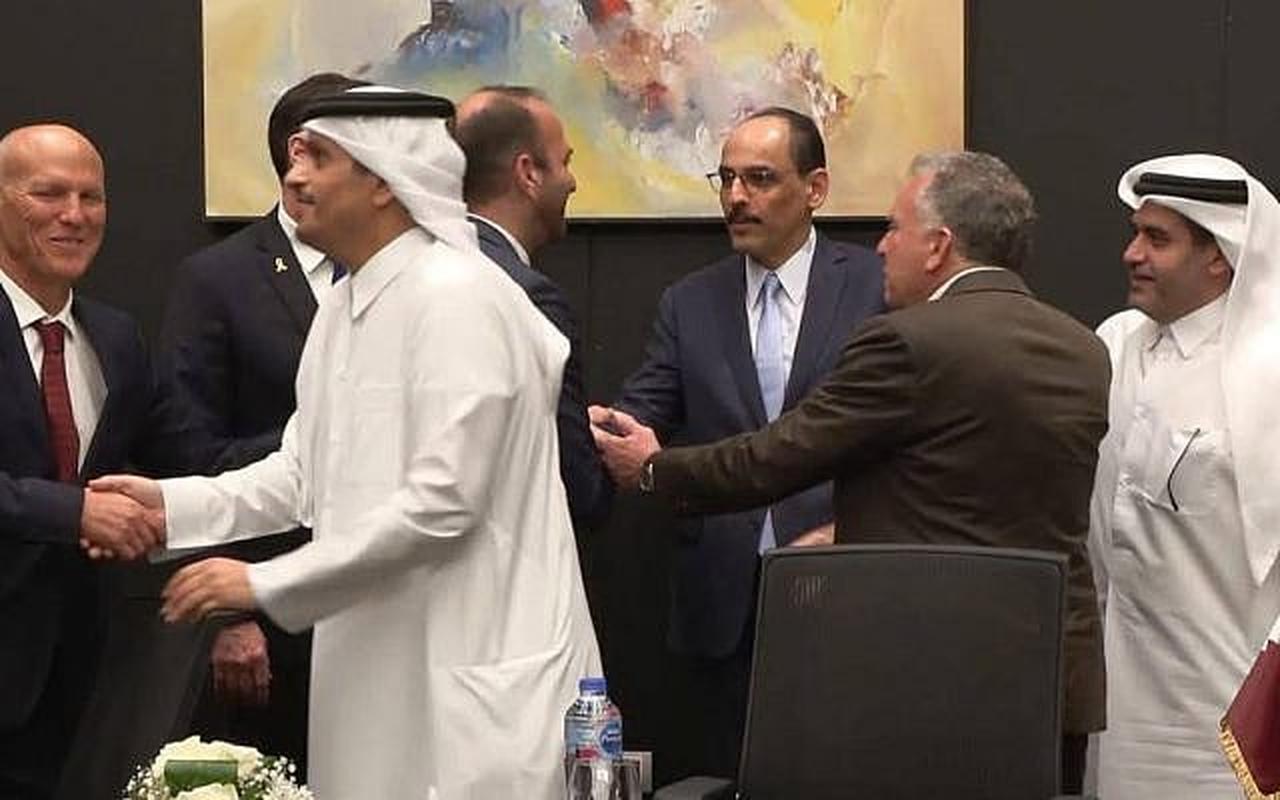 Israeli negotiator Nitzan Alon (far left) shakes hands with Qatar's Prime Minister Mohammed bin Abdulrahman bin Jassim Al Thani in the early hours of October 9, 2025. Second from right with back to camera is US special Middle East envoy Steve Witkoff with Turkish intelligence chef Ibrahim Kalin. (AA Photo)