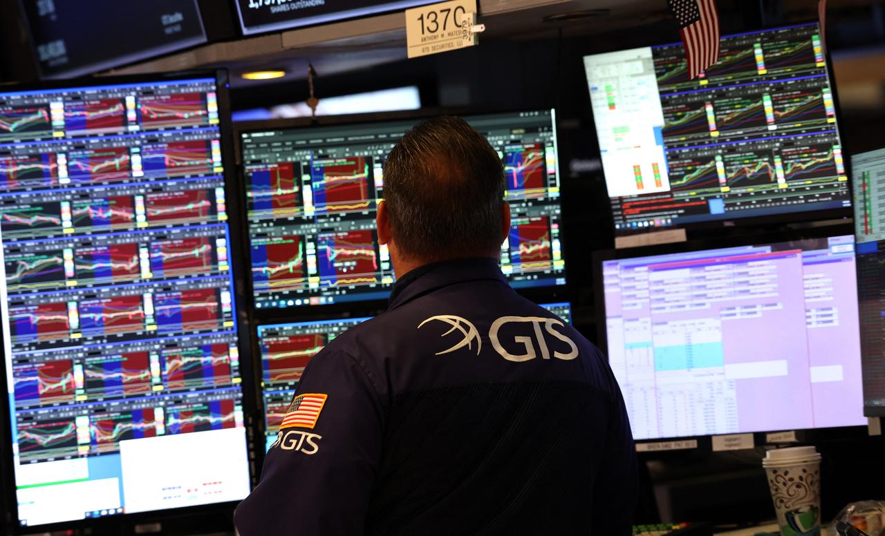 A trader works at his desk on the floor of the New York Stock Exchange (NYSE) in New York, October 7, 2025. (AFP Photo)
