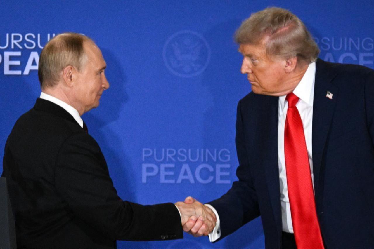 US President Donald Trump (R) and Russian President Vladimir Putin shake hands at the end of a joint press conference in Anchorage, Alaska, United States, Aug. 15, 2025. (AFP Photo)