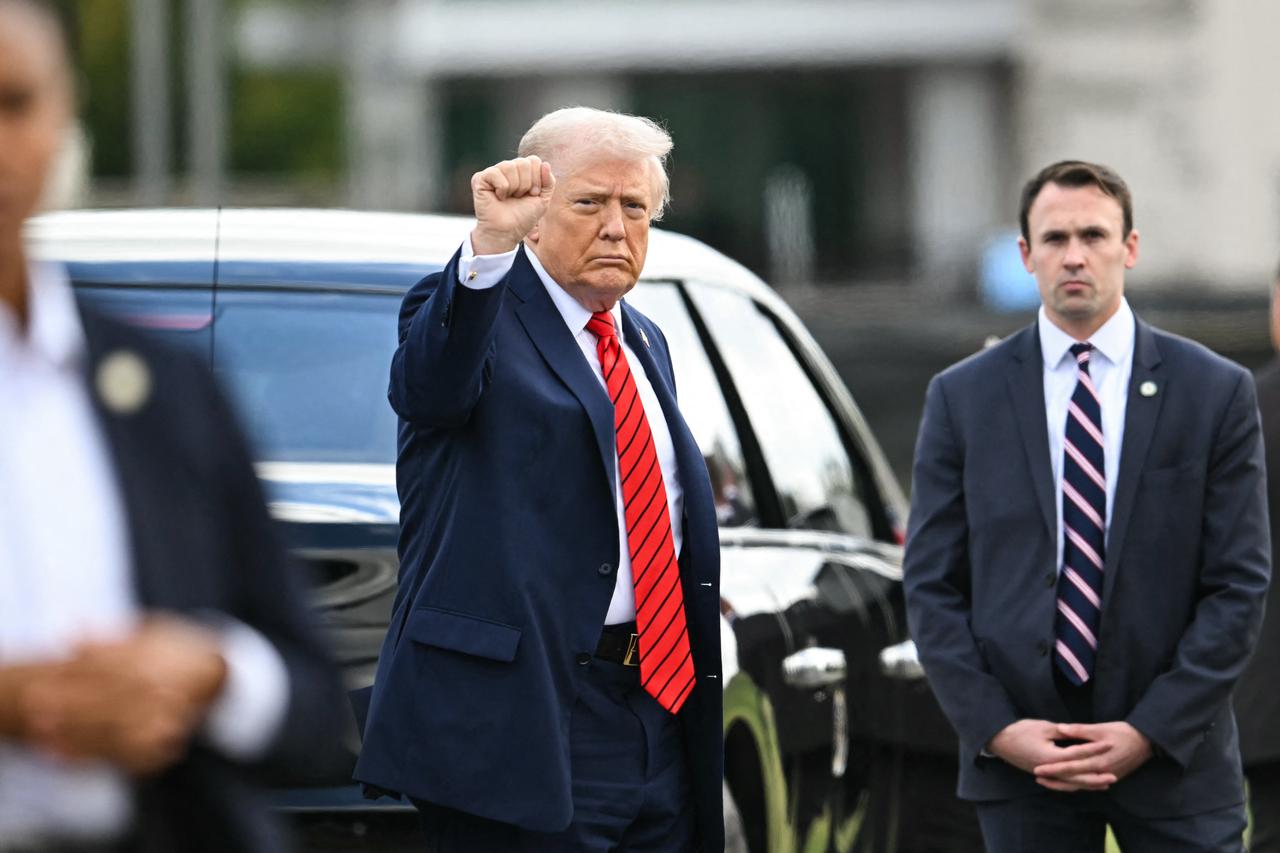U.S. President Donald Trump gestures as he exits his motorcade to walk to Marine One upon departure from Walter Reed National Military Medical Center after a medical checkup in Bethesda, Maryland, on Oct. 10, 2025. (AFP Photo)
