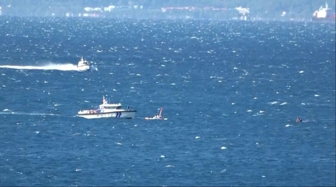 Sahil Güvenlik ve polis botları, Konyaaltı Plajı açıklarında sürüklenen kürekli sörfçülere yaklaşıyor, Antalya, Türkiye, 12 Ekim 2025. (IHA Fotoğrafı)
