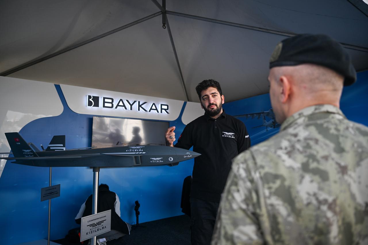 Askerler Baykar standını ziyaret etti "Ateşsiz-2025" Ankara'nın Polatlı ilçesindeki General Nahit Şenoğlu Atış ve Eğitim Poligonunda tatbikat, Türkiye, 11 Ekim 2025. (AA Fotoğraf)