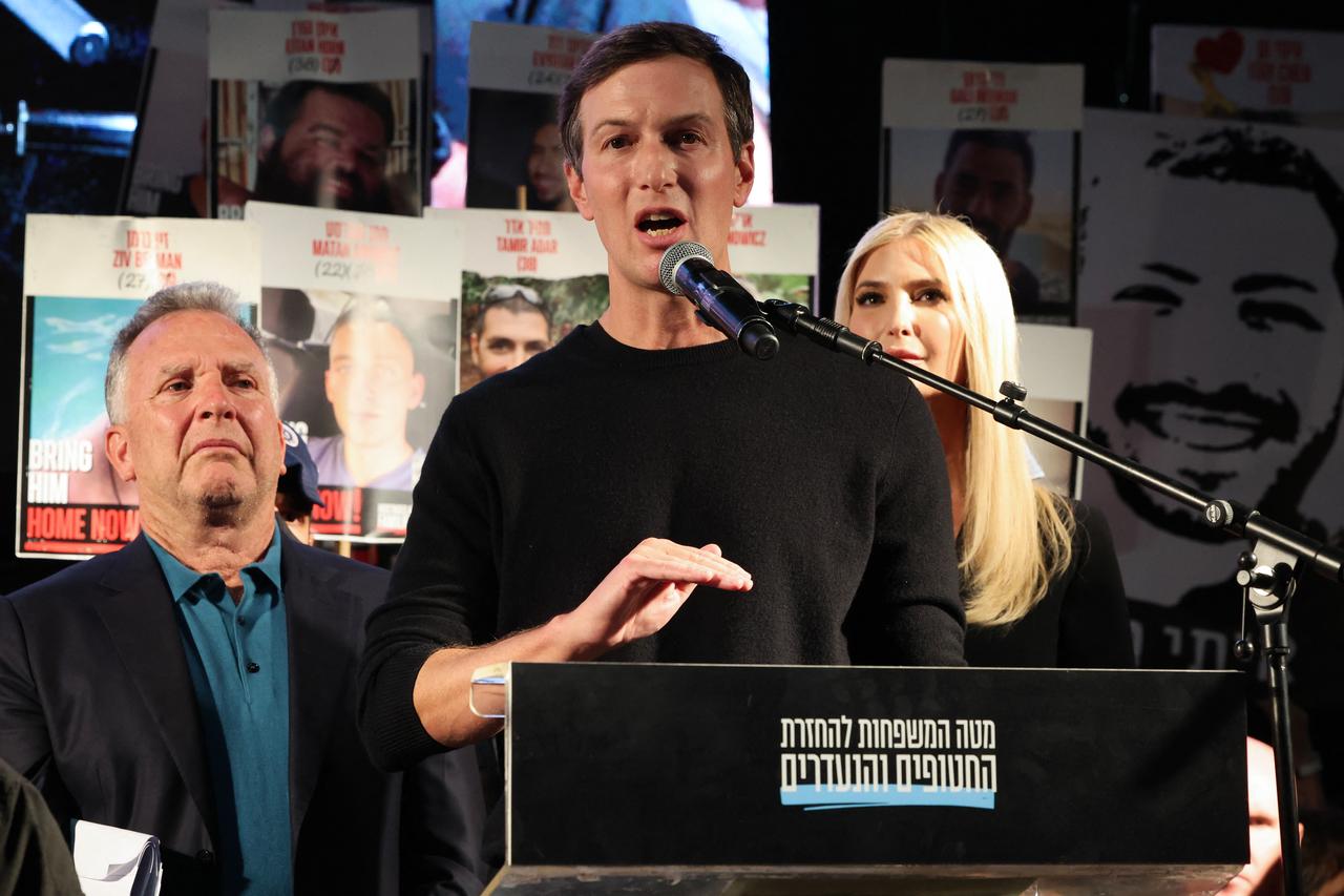 ABD'li işadamı Jared Kushner (C), 11 Ekim 2025'te İsrail'in Tel Aviv kentindeki Rehineler Meydanı'nda düzenlenen toplantıda eşi Ivanka Trump (sağda) ve ABD özel elçisi Steve Witkoff'un (solda) bakışlarıyla konuşuyor. (AFP Fotoğrafı)
