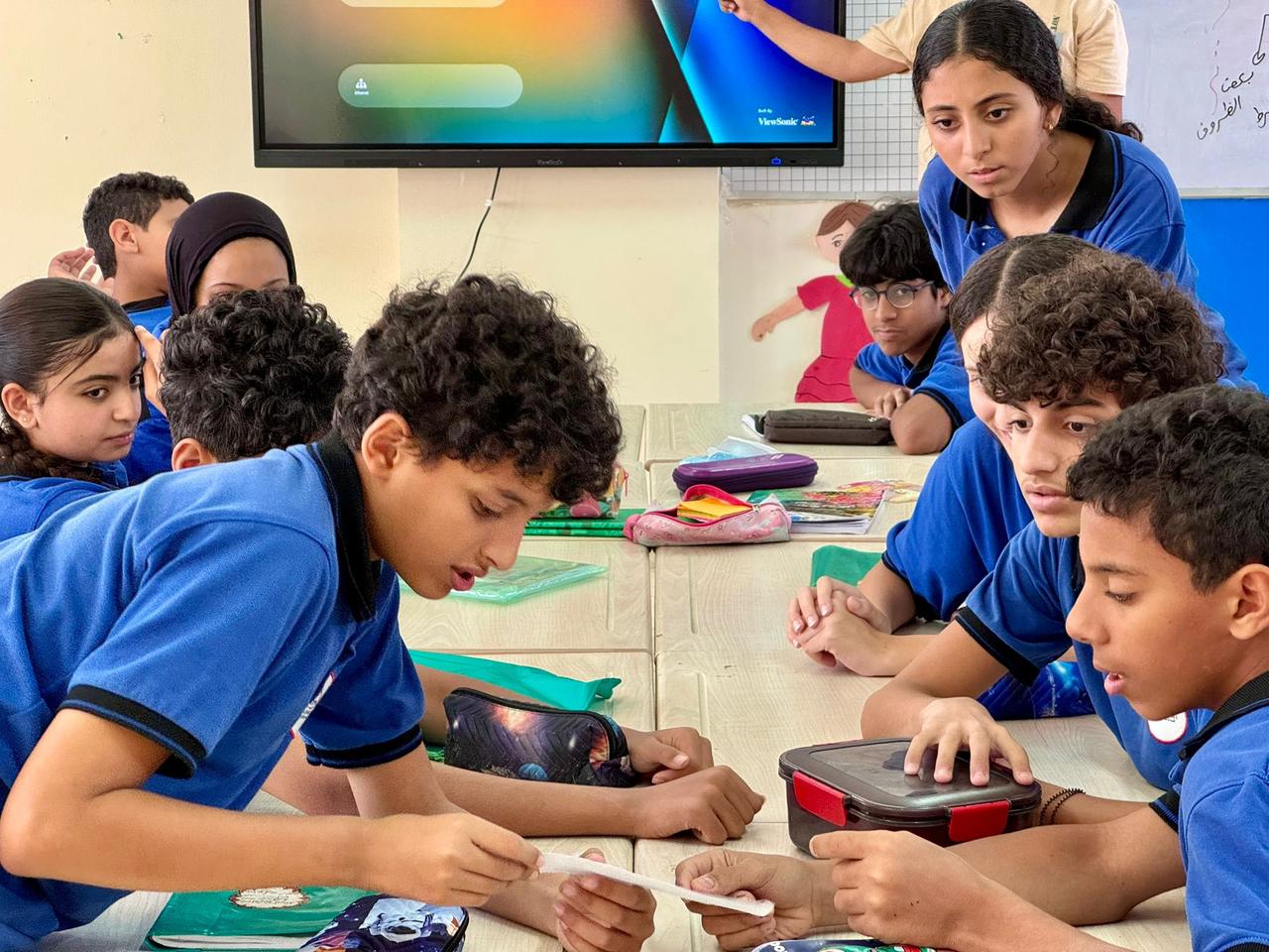 Pupils at the Egypt Japan School (EJS) collaborate during a classroom activity designed to build teamwork and focus—key principles of Japan’s “Tokkatsu” learning approach. (Photo via Mitsuru Horiguchi/T24)