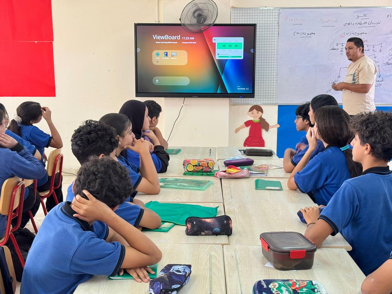 Students at the Egypt Japan School (EJS) in Cairo follow a lesson guided by a digital smart board, as part of the country’s Japanese-style education program. (Photo via Mitsuru Horiguchi/T24)