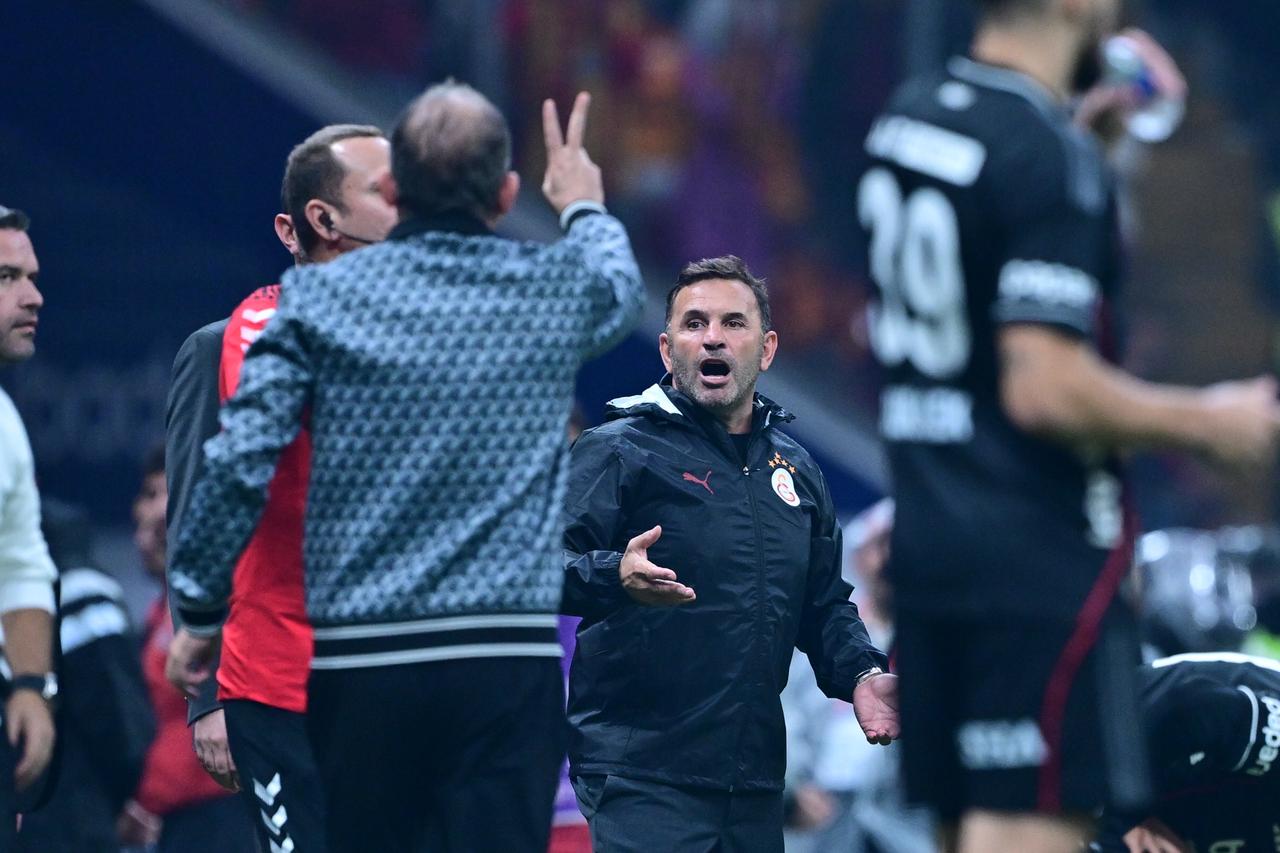 Galatasaray Teknik Direktörü Okan Buruk, Süper Lig'in 8. haftasında Galatasaray ile Beşiktaş arasında İstanbul'da oynanan karşılaşmada alınan kararın ardından dördüncü hakeme itiraz etti, 4 Ekim 2025. (AA Fotoğraf)