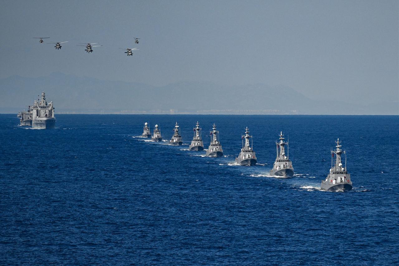 Deniz Kuvvetleri Komutanlığı tarafından 10 Ekim 2025 tarihinde Antalya'da gerçekleştirilen Deniz Kurdu-I 2025 tatbikatının Seçkin Gözlemci Günü etkinlikleri sonunda gemi ve helikopterlerle selamlama yapılıyor. (AA Fotoğraf)