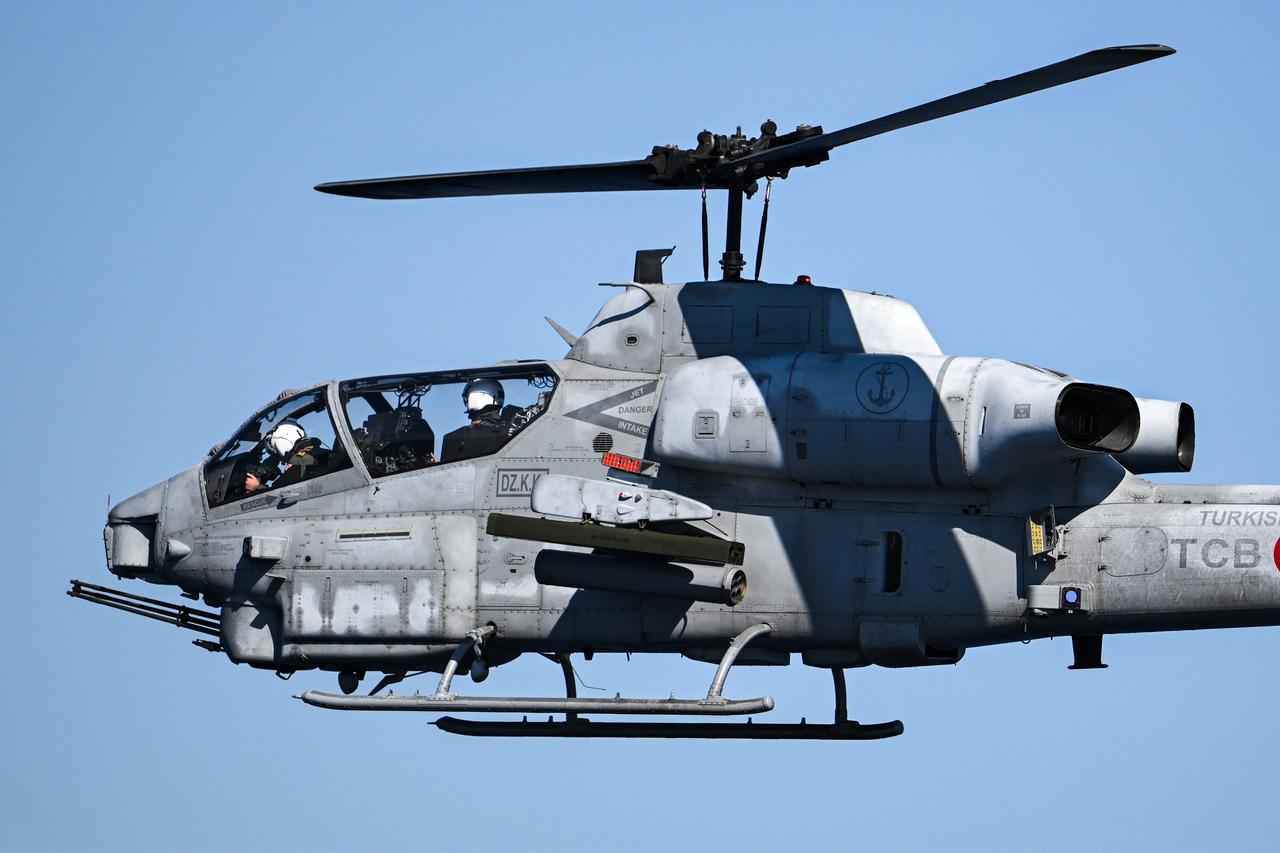 Türk Deniz Kuvvetleri Komutanlığına ait AH-1 W Süper Kobra helikopteri, 10 Ekim 2025'te Antalya'da Sea Wolf-I 2025 tatbikatında. (AA Fotoğraf)