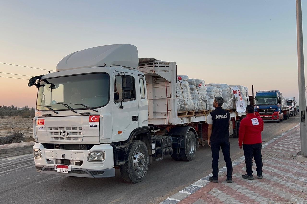 A truck filled with aid from the Turkish Red Crescent and Disaster and Emergency Management Presidency (AFAD) at the Kerem Abu Salem border crossing, October 12, 2025. (Photo via AFAD)
