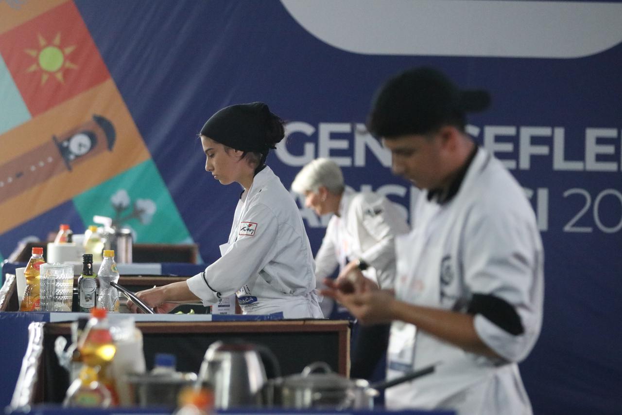 High school students compete in the “Young Chefs Competition” during the International Taste of Adana Festival, Oct. 12, 2025. (AA Photo)