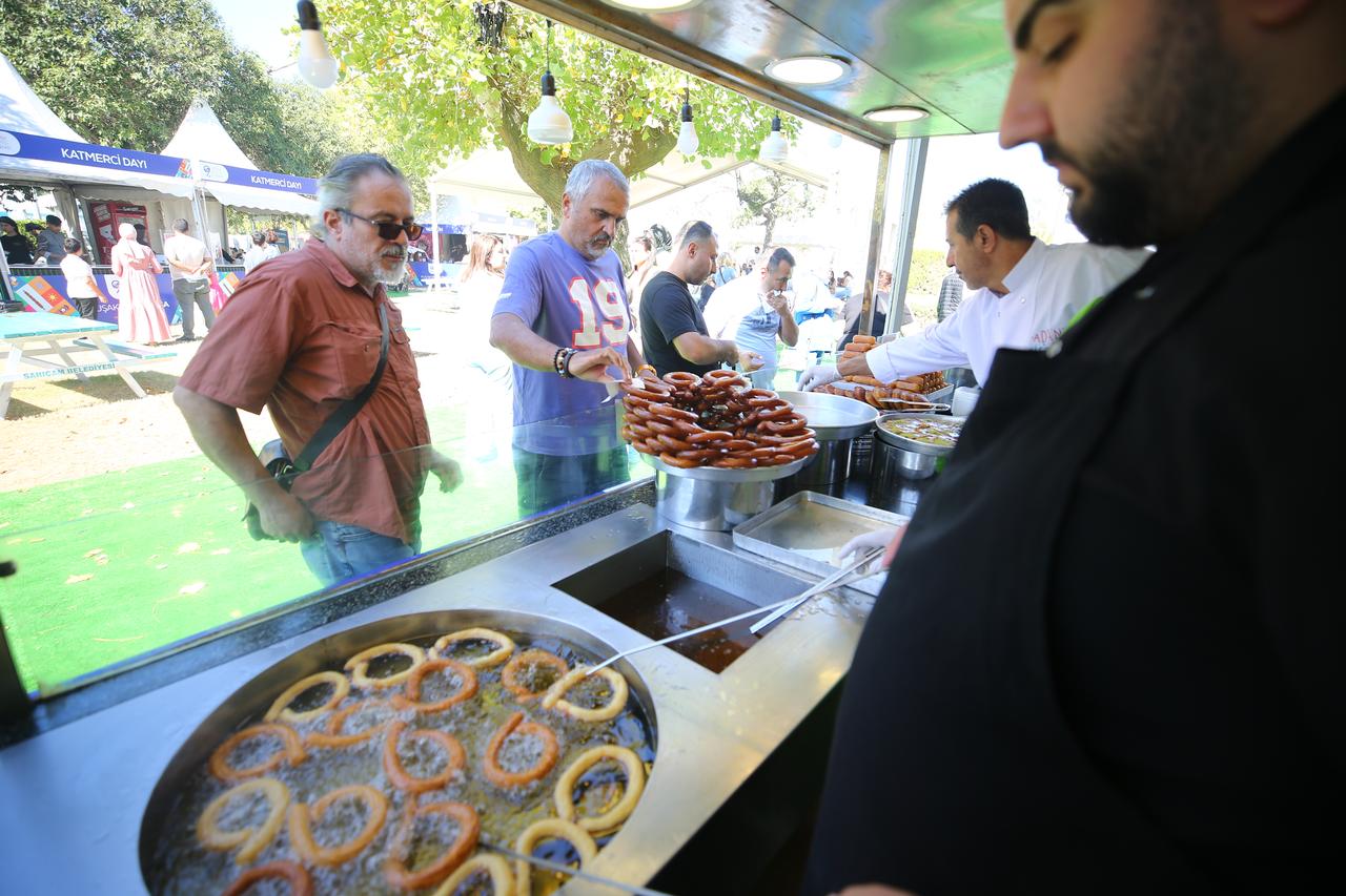 Visitors sample freshly fried desserts at the International Taste of Adana Festival, Oct. 11, 2025. (AA Photo)