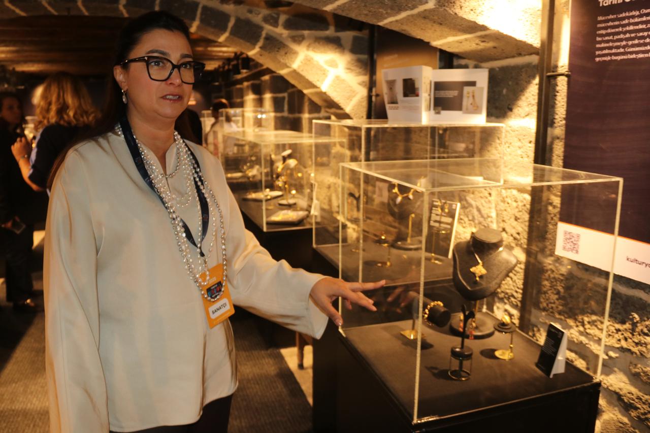 A jewelry artist presents her handcrafted pieces at the “Jewelry from Diyarbakir’s Shining Traditions” exhibition during the Diyarbakir Culture Route Festival, Oct. 12, 2025. (AA Photo)