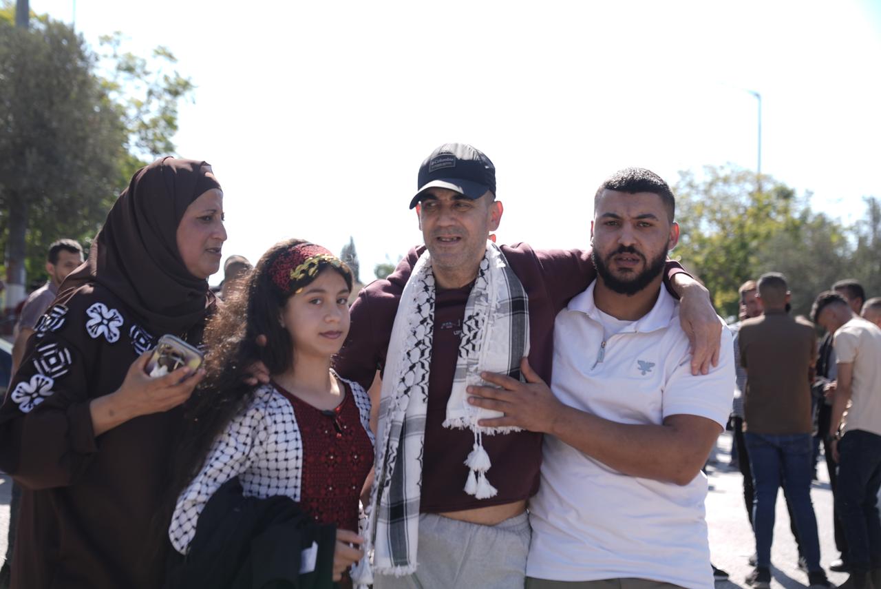 Palestinians released by Israel from Ofer Prison under the first phase of the ceasefire agreement in Gaza are brought to Ramallah by buses of the International Committee of the Red Cross in Ramallah, West Bank, on October 13, 2025. (AA Photo)