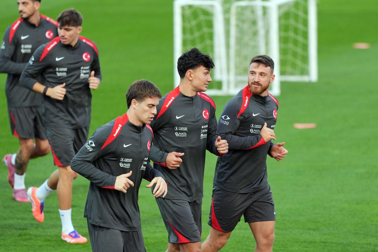 National team players Salih Ozcan (right), Can Uzun (center) and Kenan Yildiz (left) during a training session. Istanbul, Türkiye, October 6, 2025. (AA Photo)