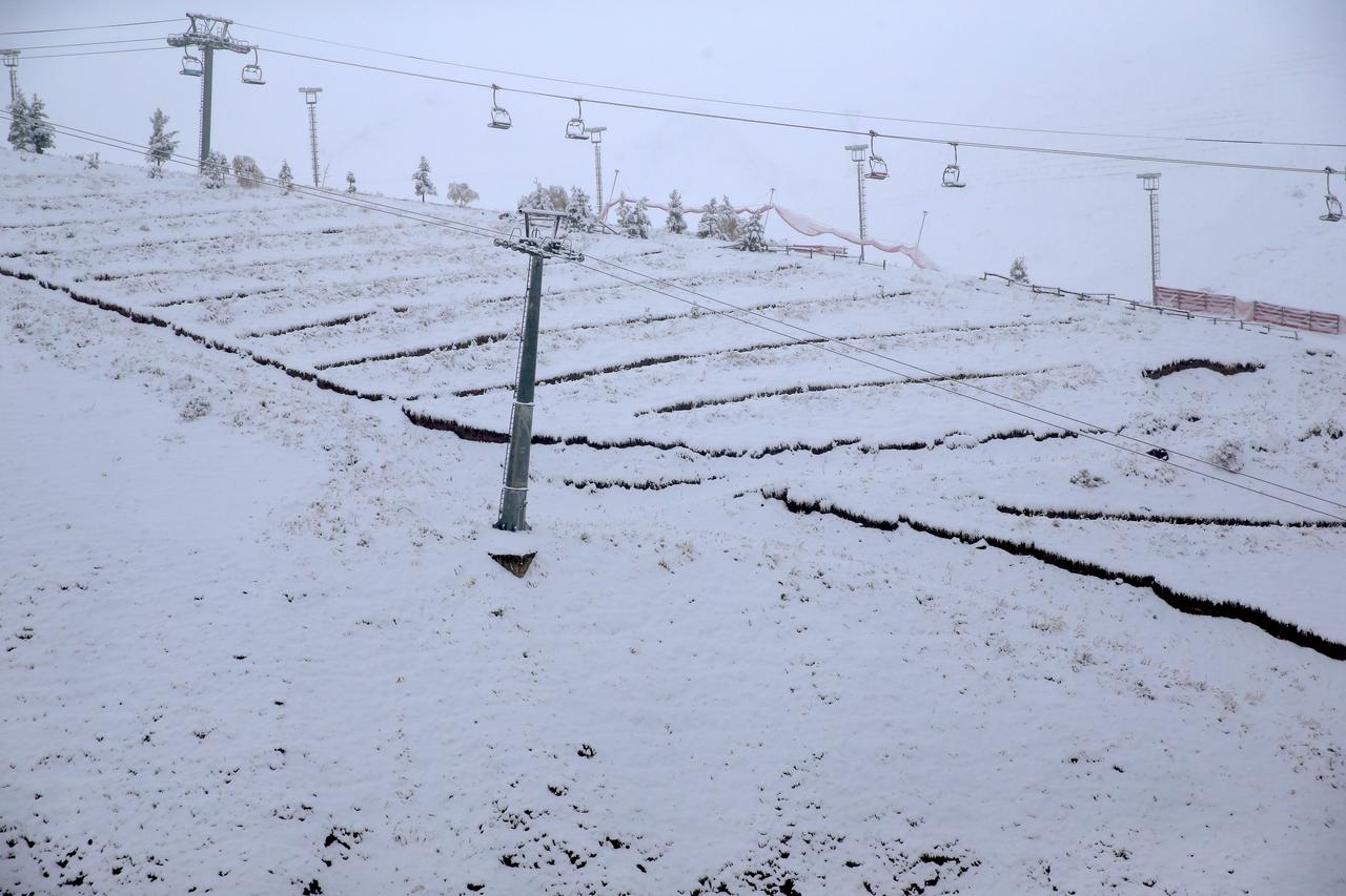 Palandoken, one of the country’s top winter tourism spots, recorded 20 centimeters of snow. Erzurum, Türkiye, October 13, 2025. (AA Photo)