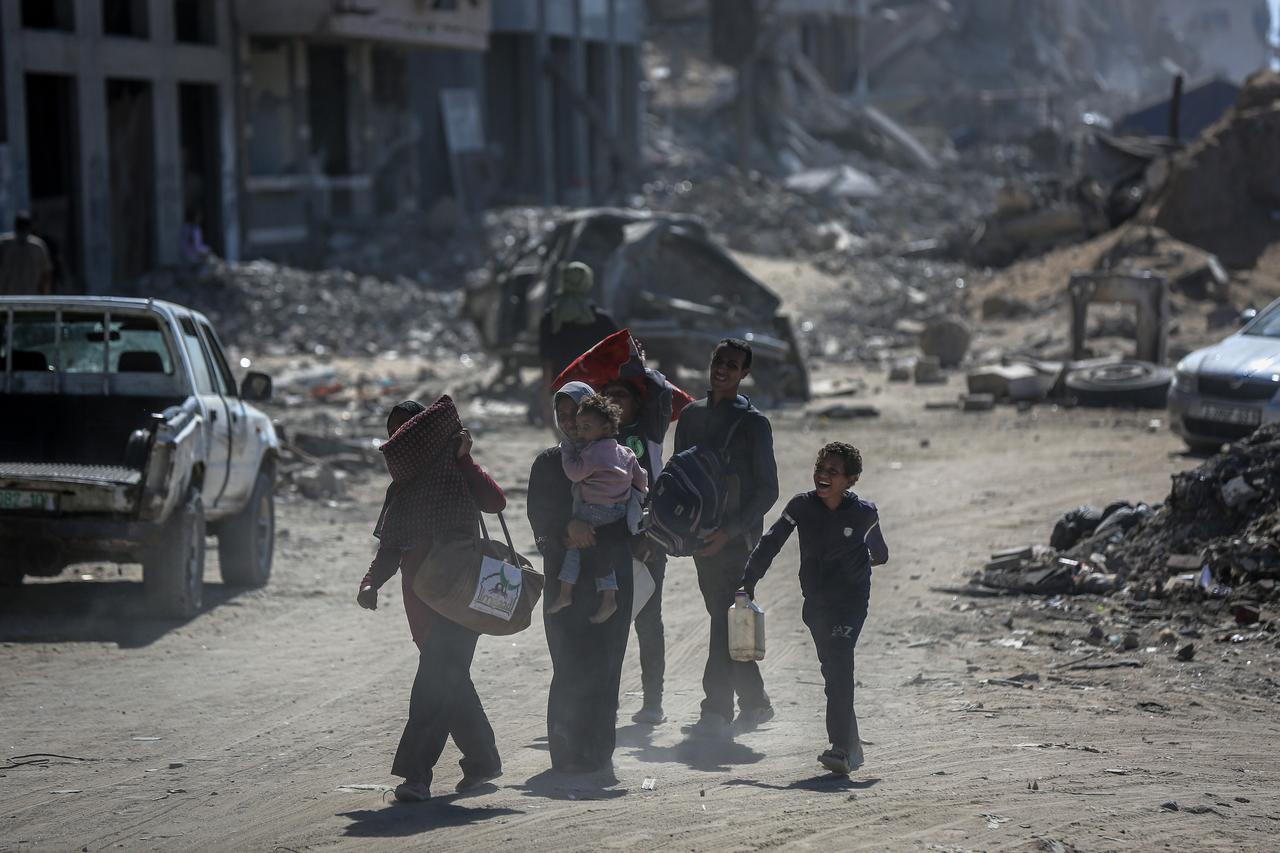 Palestinians continue to return from southern to northern Gaza on the third day of the ceasefire, moving north along Al-Rashid Street with whatever belongings they managed to carry, on Oct. 12, 2025. (AA Photo)