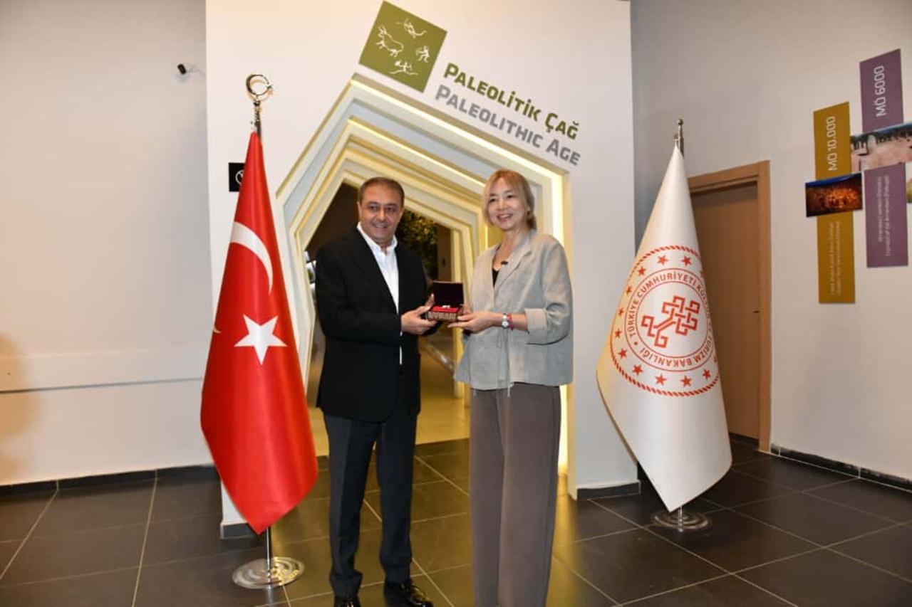 Sanliurfa Governor Hasan Sildak presents a commemorative gift to Japanese artist Tomoko Yamaguchi during her visit to the Sanliurfa Archaeology Museum, Sanliurfa, Türkiye, Oct. 12, 2025. (AA Photo)