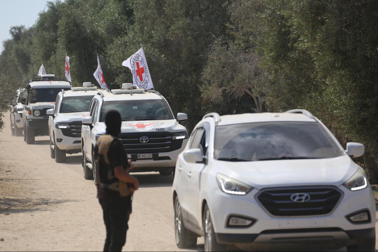 A Qassam Brigade member watches from the side of the road as vehicles of the International Committee of the Red Cross (ICRC) leave with the 2nd batch of released Israeli hostages in south of Deir el-Balah, central Gaza Strip, Oct. 13, 2025. (AFP Photo)