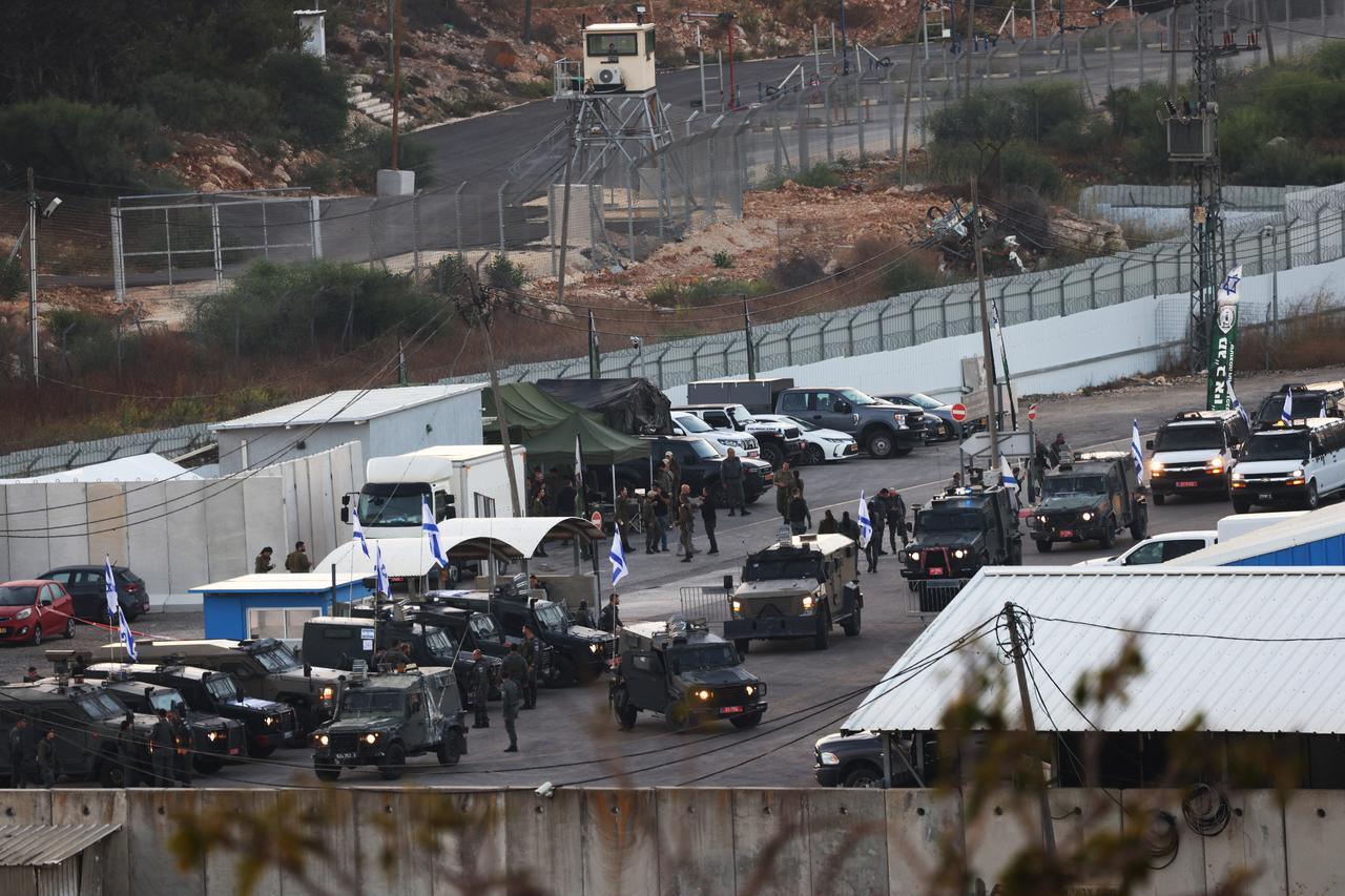 Israeli military armoured vehicles take position at the Ofer military prison located between Ramallah and Beitunia in the occupied West Bank, October 13, 2025. (AFP Photo)