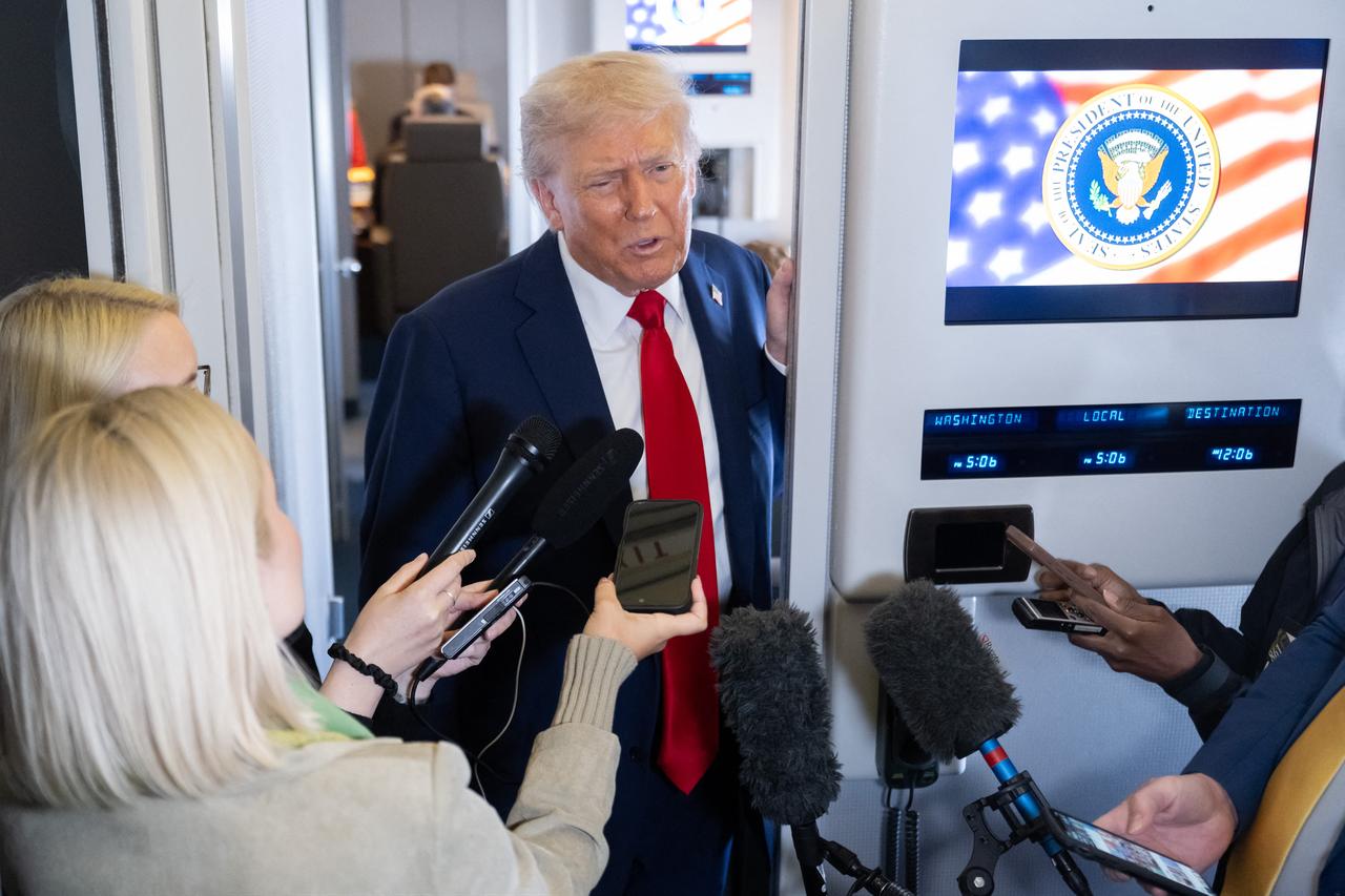 ABD Başkanı Donald Trump, Washington DC'den İsrail'e uçarken Air Force One'da medyayla konuşuyor, 12 Ekim 2025. (AFP Fotoğrafı)